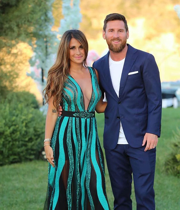 Vợ Messi là ai? Người phụ nữ đứng sau thành công của Messi 1 Hình ảnh vợ chồng Messi đi sự kiện